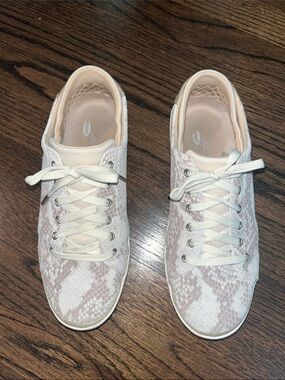 Dr Scholls lace up sneaker